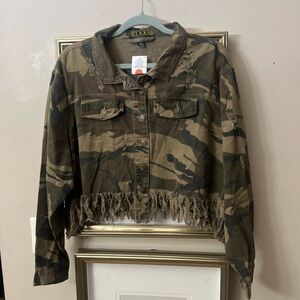 Sexy cowgirl 🤠 Distressed Cropped Camo Jacket - Olive